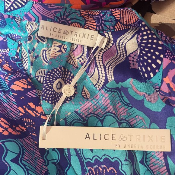Alice & Trixie Button Front Placket Top with Long Roll Up Sleeves Size S (NWT) - Picture 4 of 4